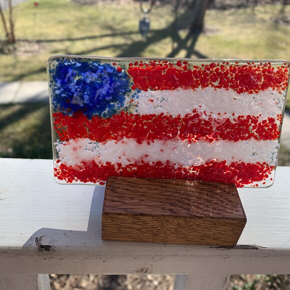 1138 USA FLAG ON WOOD BLOCK SUN CATCHER  RED WHITE & BLUE USA FLAG ON WOOD BLOCK - Picture 1 of 6